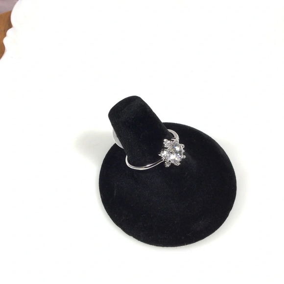 Beautiful Cubic Zirconia Silver Fashion Ring - Size 9 - Picture 2 of 7